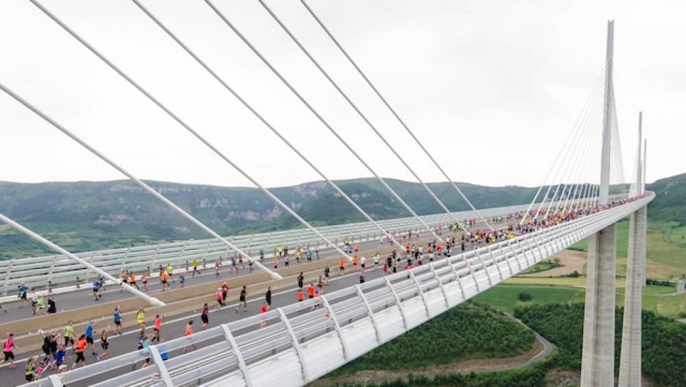 le viaduc de millau pris dassaut par les runners