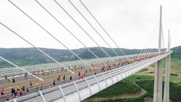 le viaduc de millau pris dassaut par les runners