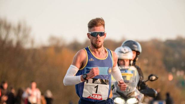 jimmy gressier au depart du semi marathon de paris